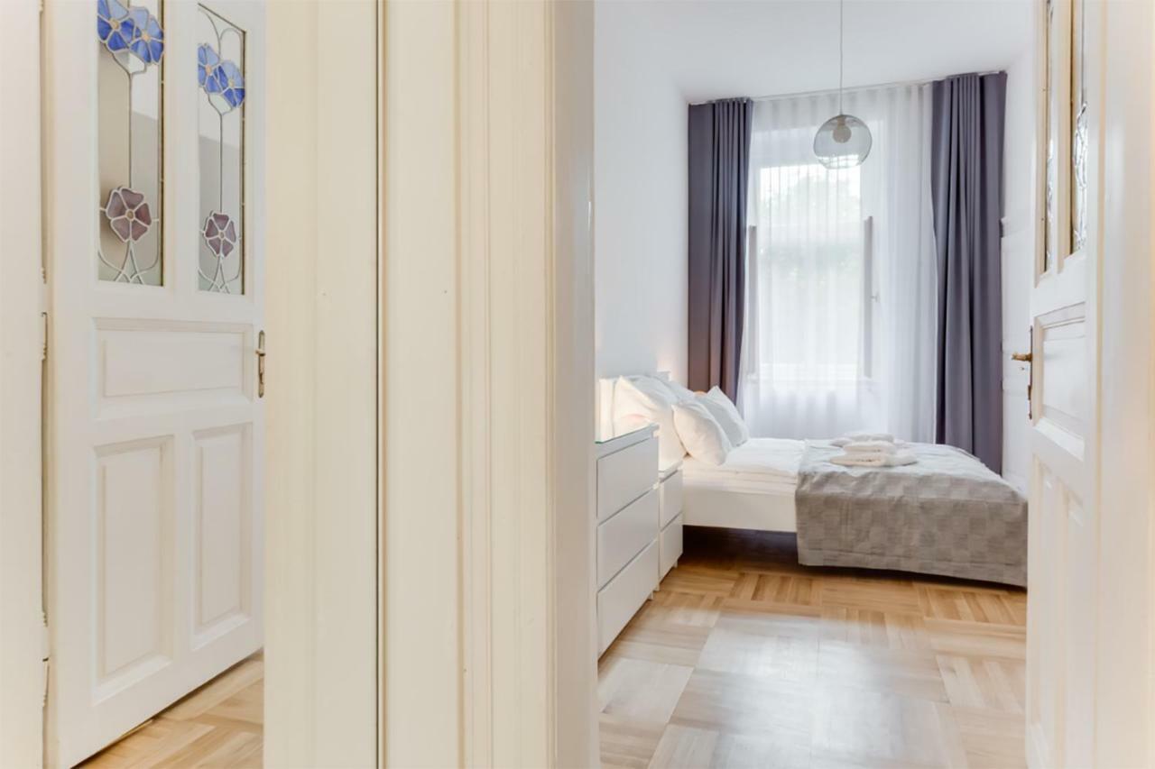 Apartament The Dancing House Residence, Two Bedroom With Balcony Near River! Praga
