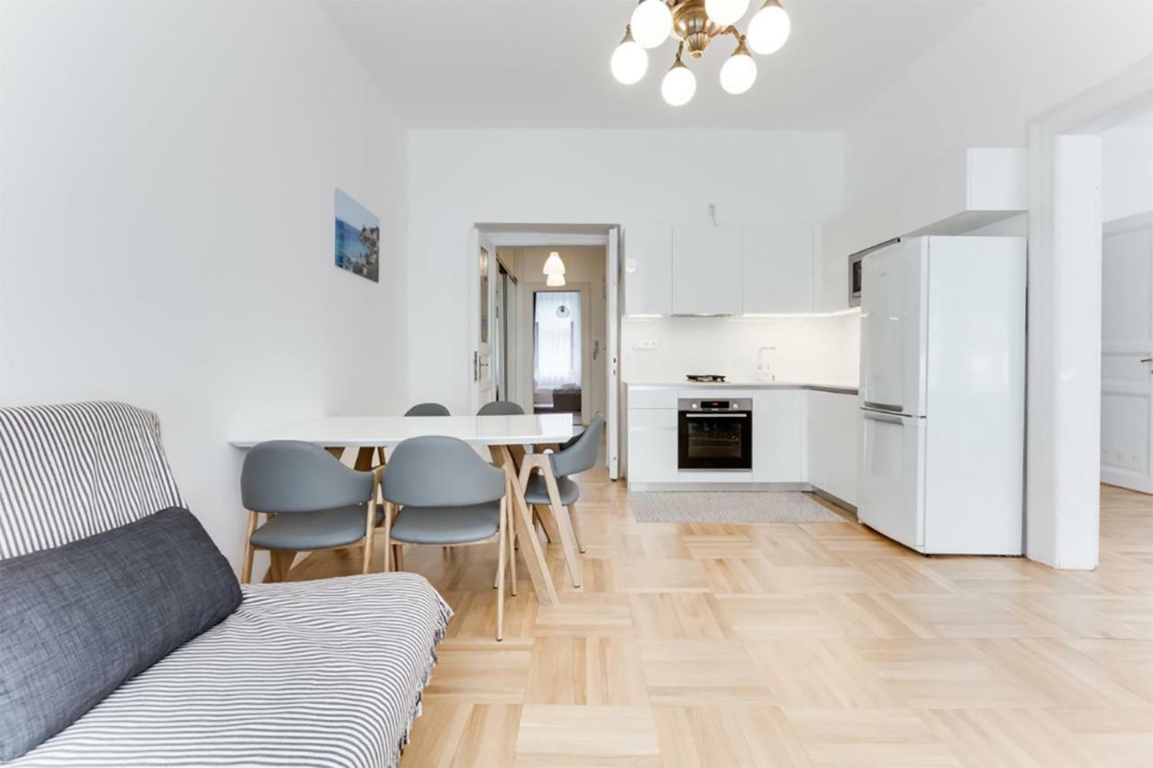 The Dancing House Residence, Two Bedroom With Balcony Near River! Apartament Praga