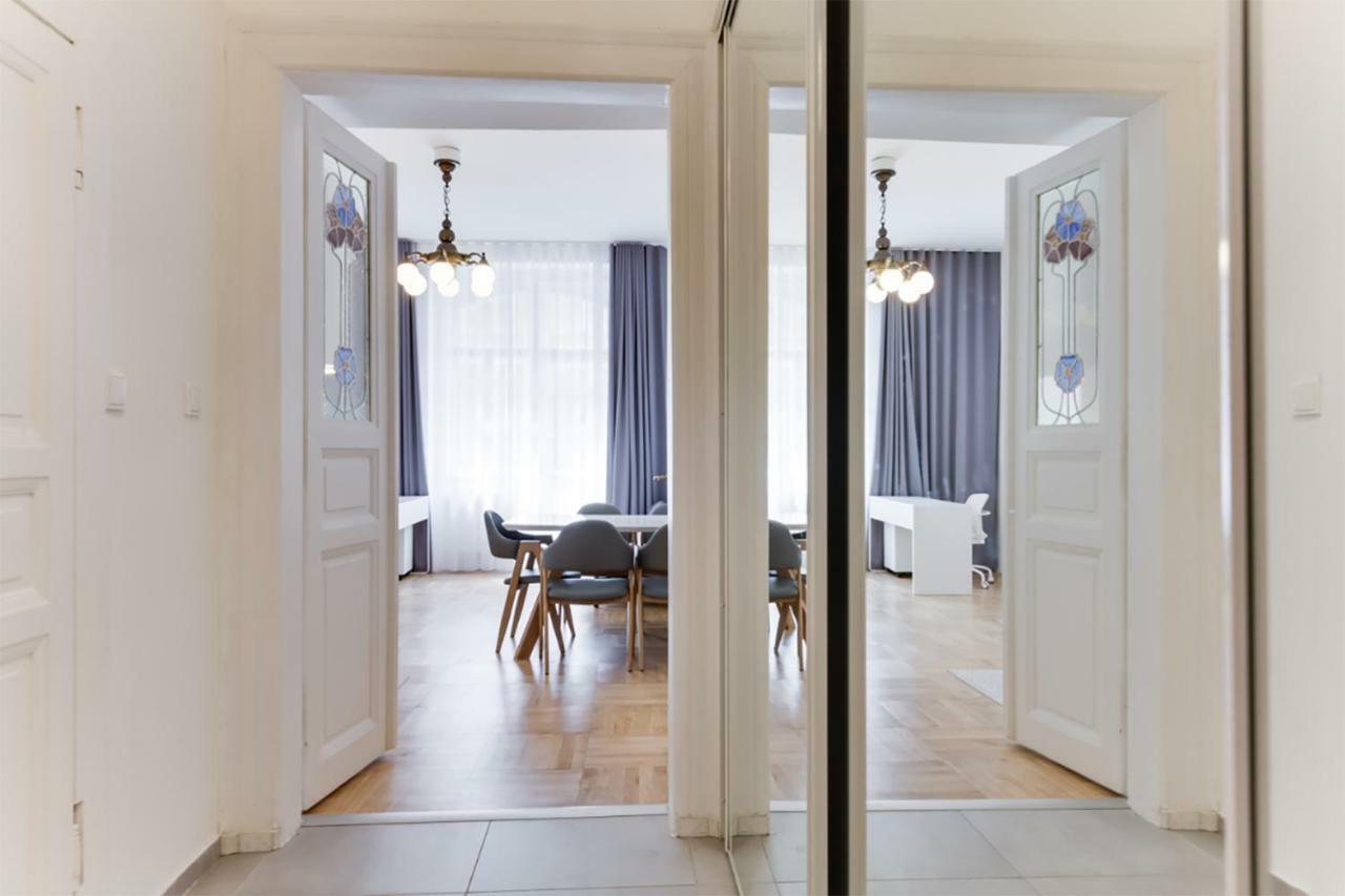 The Dancing House Residence, Two Bedroom With Balcony Near River! * Praga