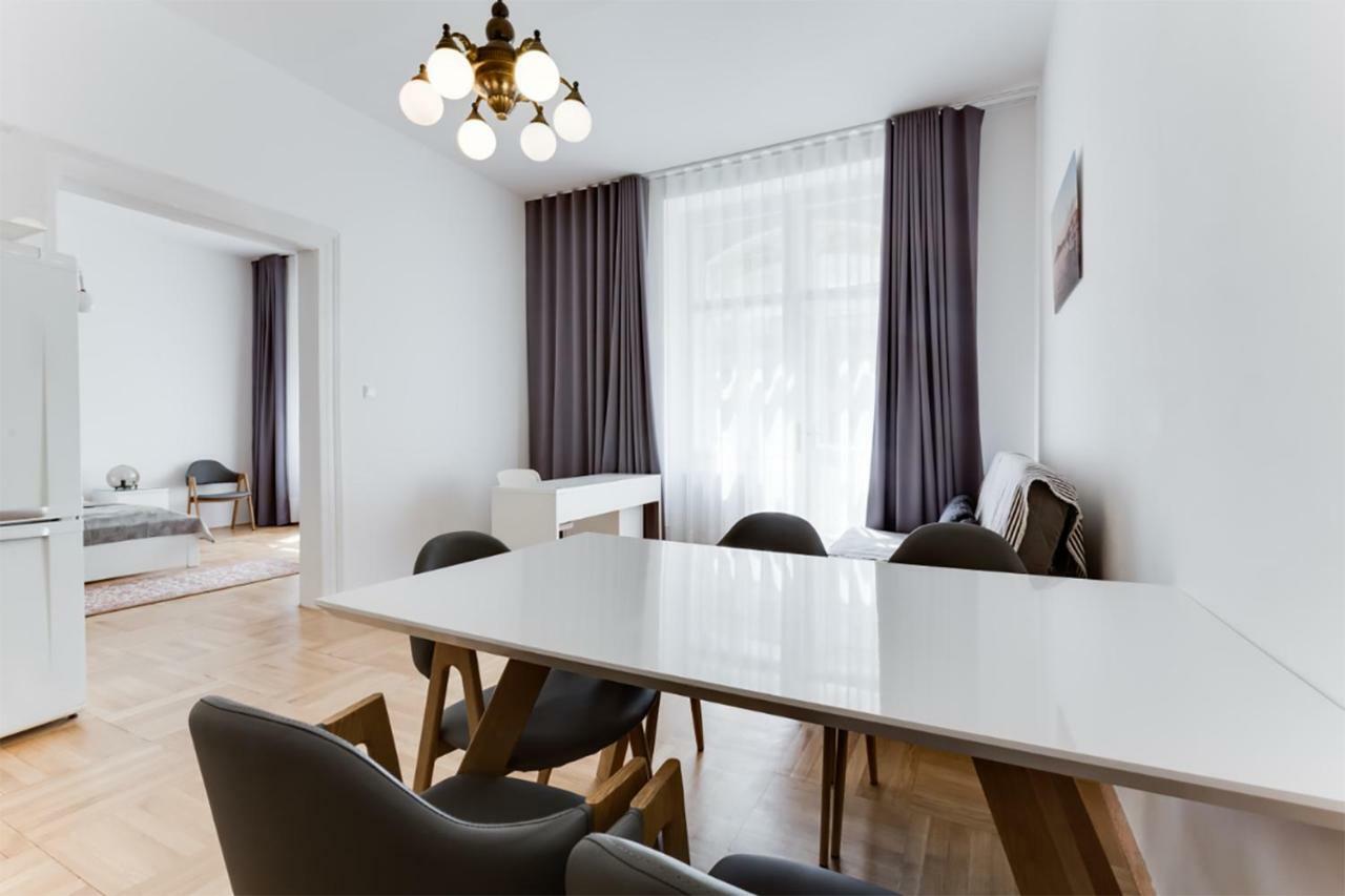 The Dancing House Residence, Two Bedroom With Balcony Near River! Apartament