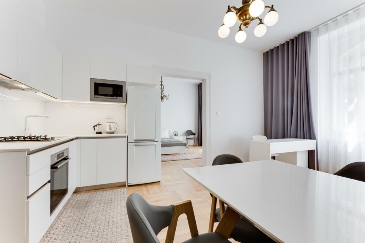 The Dancing House Residence, Two Bedroom With Balcony Near River! * Praga